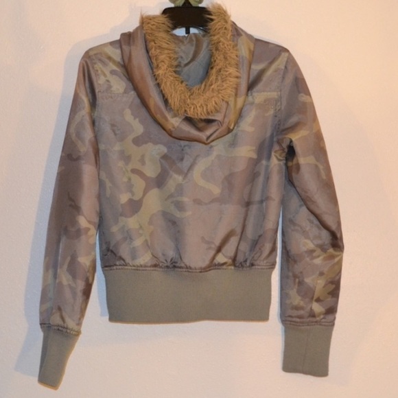 GUC!! O’NEIL - Camouflage Bomber Jacket With Faux Fur Hood. Very Cute!! Sz Small - Picture 6 of 8